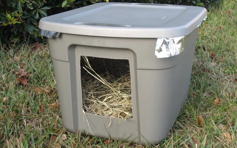 10 DIY Outdoor Cat House Ideas: Affordable and Fun Cat Shelter 6 DIY plastic container cat shelter